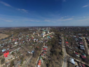 Kilisenin şehir merkezinin panoramik görüntüsü ve insansız hava aracıyla çekilen antik Zaraysk şehrinin binaları. 
