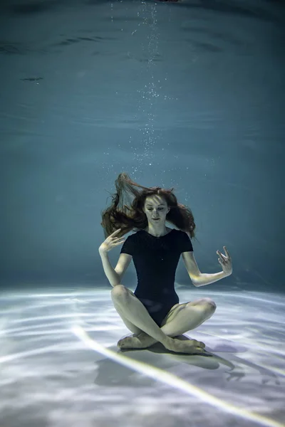 Hermosa Chica Traje Baño Negro Medita Bajo Agua Con Una —  Fotos de Stock