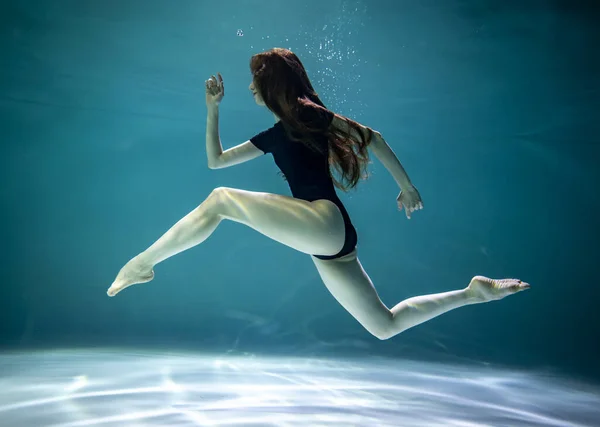 Красива Дівчина Чорному Леопарді Робить Гімнастичні Вправи Під Водою Синьому — стокове фото