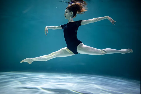 Hermosa Chica Maillot Negro Haciendo Ejercicios Gimnasia Bajo Agua Sobre —  Fotos de Stock