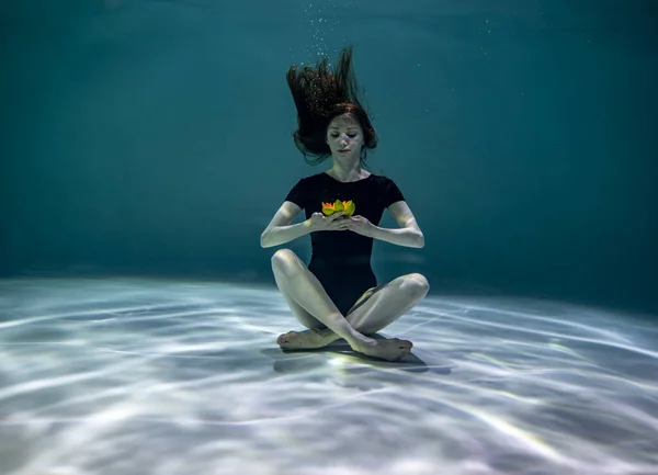 Hermosa Chica Traje Baño Negro Medita Bajo Agua Con Una —  Fotos de Stock