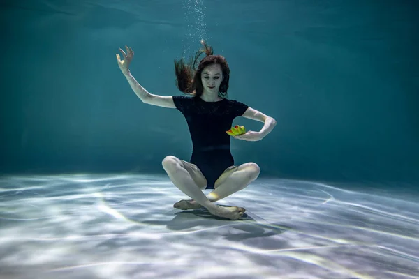 Mooi Meisje Een Zwart Badpak Mediteert Onderwater Met Een Heldere — Stockfoto