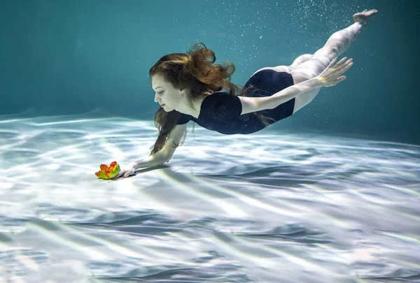 수영복을 아름다운 소녀가 배경에 연꽃을 — 스톡 사진