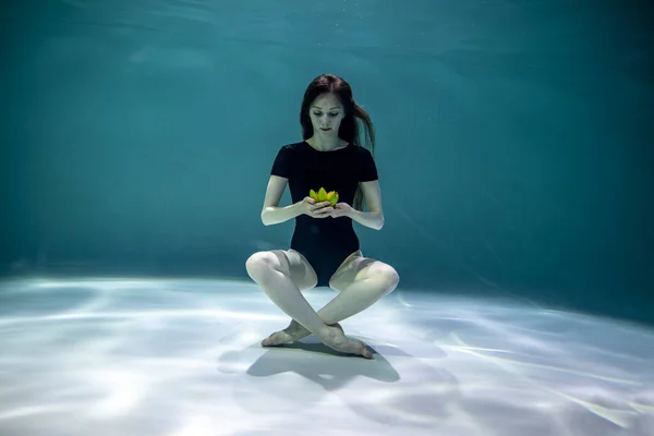 Piękna Dziewczyna Czarnym Stroju Kąpielowym Medytuje Pod Wodą Jasnym Kwiatem — Zdjęcie stockowe