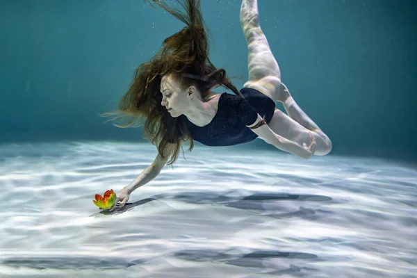 Hermosa Chica Traje Baño Negro Posando Bajo Agua Con Una —  Fotos de Stock