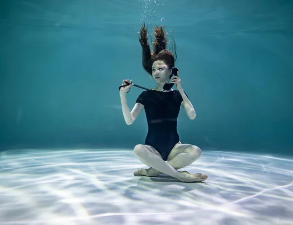 Mooi Meisje Een Zwart Badpak Poseren Onderwater Met Een Zwart — Stockfoto