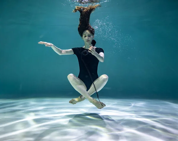 Piękna Dziewczyna Czarnym Stroju Kąpielowym Pozowanie Pod Wodą Czarnym Odbiornikiem — Zdjęcie stockowe