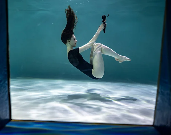 Hermosa Chica Traje Baño Negro Posando Bajo Agua Con Receptor —  Fotos de Stock