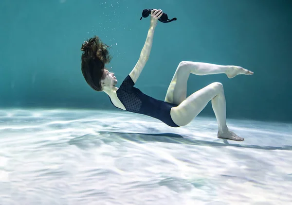 Hermosa Chica Traje Baño Negro Posando Bajo Agua Con Receptor —  Fotos de Stock