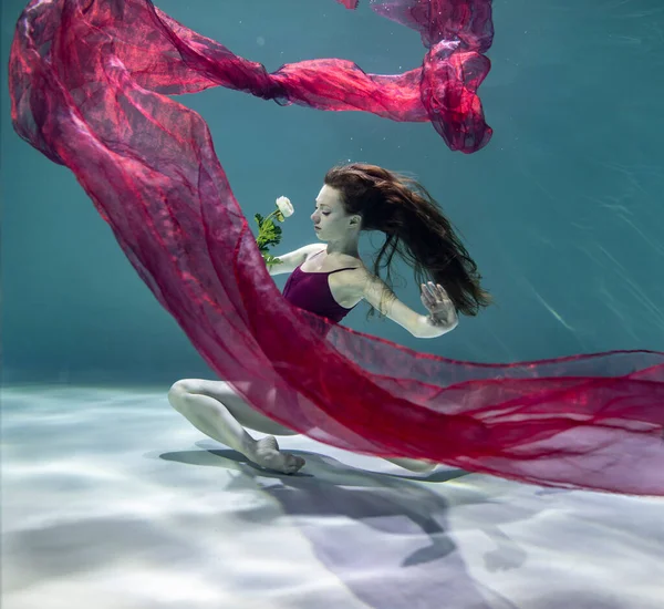 Piękna Dziewczyna Burgundowym Stroju Kąpielowym Pozuje Pod Wodą Czerwonym Pareo — Zdjęcie stockowe