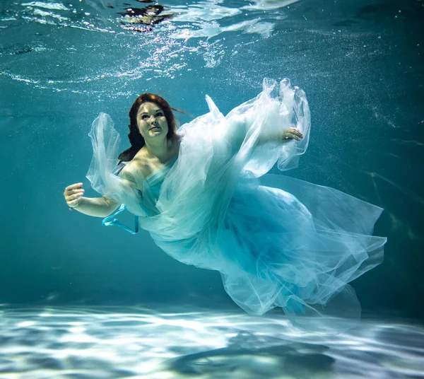 Красива Жінка Рудим Волоссям Пишній Блакитній Сукні Позує Під Водою — стокове фото