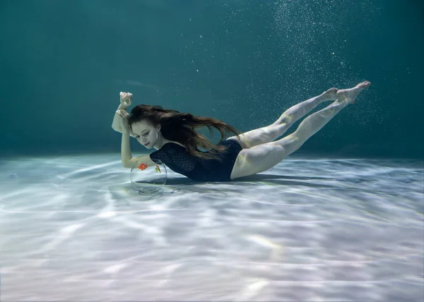 Belle Fille Dans Maillot Bain Noir Joue Avec Des Poissons — Photo