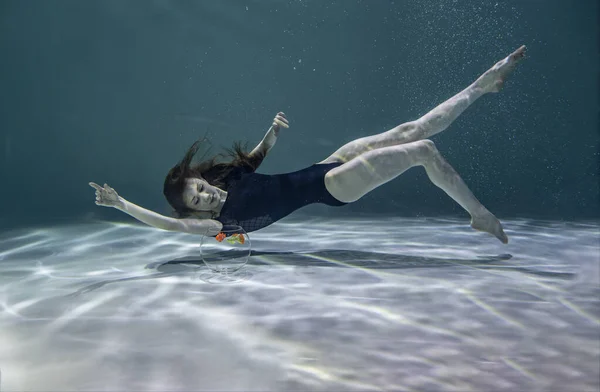 수영복을 아름다운 소녀가물 배경에 수족관에서 물고기와 — 스톡 사진