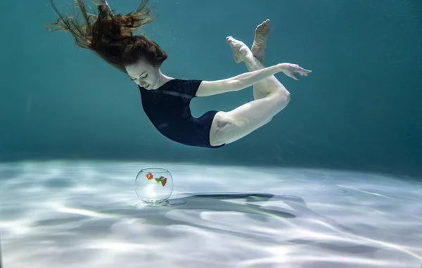 Красивая Девушка Черном Купальнике Играет Рыбой Аквариуме Синем Фоне Водой — стоковое фото