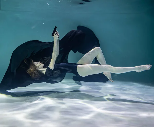 Beautiful Girl Black Swimsuit Black Pareo Holds Black Pistol Her — Stock Photo, Image