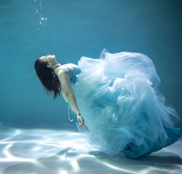 Menina Bonita Vestido Baile Vestido Branco Azul Fundo Azul Subaquático — Fotografia de Stock