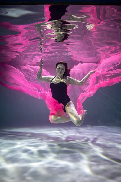 Piękna Dziewczyna Czarnym Stroju Kąpielowym Czerwonym Pareo Niebieskim Tle Pod — Zdjęcie stockowe