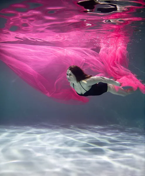 Piękna Dziewczyna Czarnym Stroju Kąpielowym Czerwonym Pareo Niebieskim Tle Pod — Zdjęcie stockowe