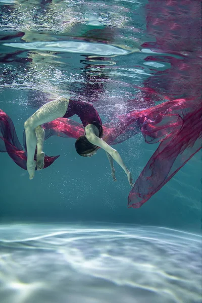 Belle Fille Dans Maillot Bain Rouge Avec Paréo Rouge Sous — Photo