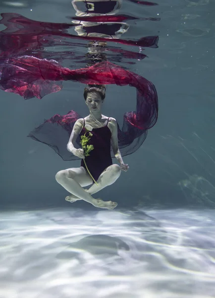 Mooi Meisje Een Rood Badpak Met Een Rode Pareo Onderwater — Stockfoto