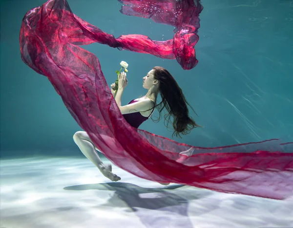 Hermosa Chica Traje Baño Rojo Con Pareo Rojo Bajo Agua — Foto de Stock