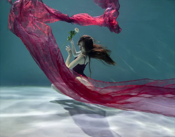 Gyönyörű Lány Piros Fürdőruhában Egy Piros Pareo Víz Alatt Kék — Stock Fotó