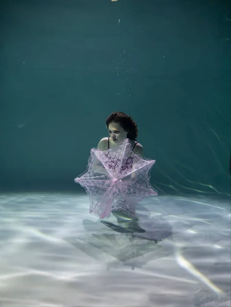 Mooi Meisje Een Rood Badpak Met Een Roze Paraplu Onderwater — Stockfoto