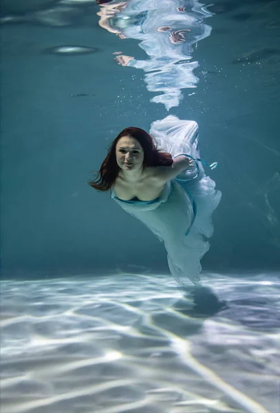 Hermosa Chica Azulejos Azules Blancos Bajo Agua Sobre Fondo Azul —  Fotos de Stock