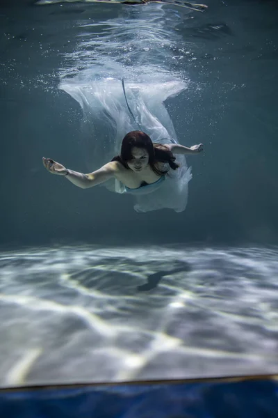 Hermosa Chica Azulejos Azules Blancos Bajo Agua Sobre Fondo Azul —  Fotos de Stock