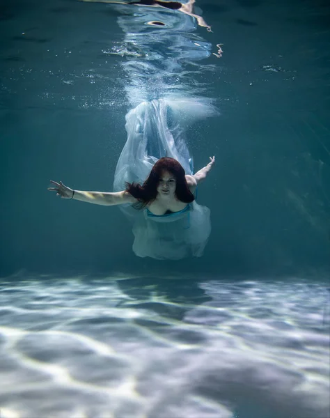 Hermosa Chica Azulejos Azules Blancos Bajo Agua Sobre Fondo Azul — Foto de Stock