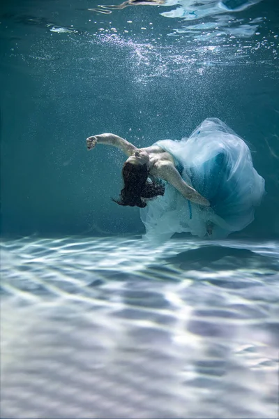 Hermosa Chica Azulejos Azules Blancos Bajo Agua Sobre Fondo Azul — Foto de Stock