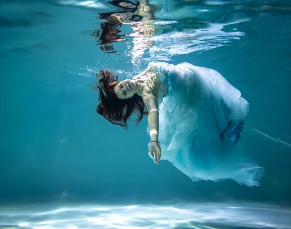 Hermosa Chica Azulejos Azules Blancos Bajo Agua Sobre Fondo Azul —  Fotos de Stock