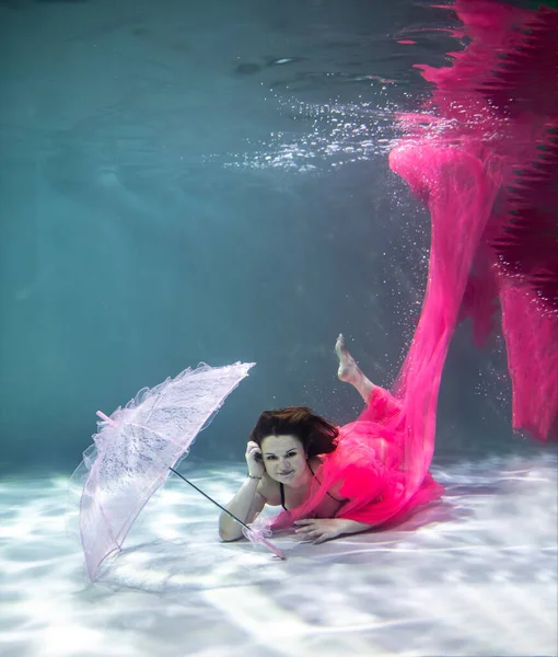 Beautiful Girl Black Swimsuit Pink Pareo Pink Umbrella Underwater Blue — Stock Photo, Image