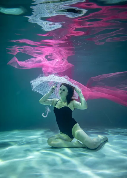 Belle Fille Maillot Bain Noir Avec Paréo Rose Parapluie Rose — Photo