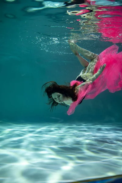 Hermosa Chica Traje Baño Negro Con Pareo Rosa Bajo Agua —  Fotos de Stock