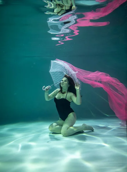 Belle Fille Maillot Bain Noir Avec Paréo Rose Parapluie Rose — Photo