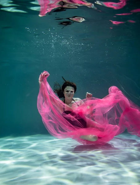 수영복을 아름다운 소녀와 배경을 분홍색의 — 스톡 사진