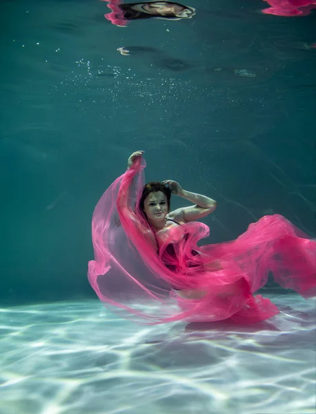 Hermosa Chica Traje Baño Negro Con Pareo Rosa Bajo Agua — Foto de Stock