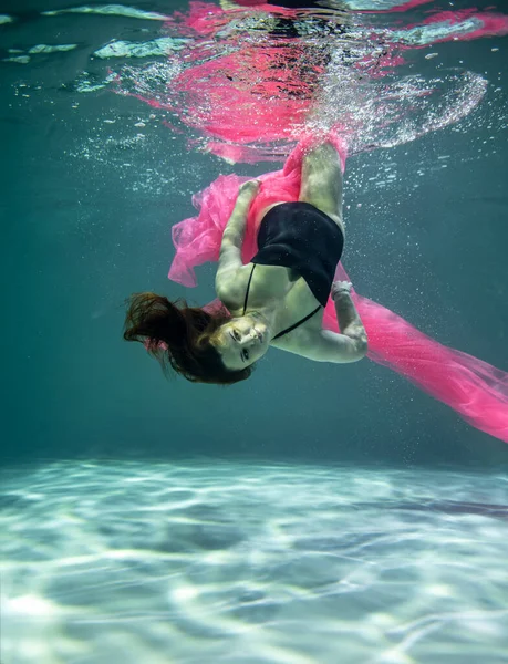 Hermosa Chica Traje Baño Negro Con Pareo Rosa Bajo Agua —  Fotos de Stock