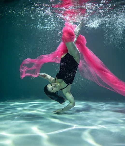 Menina Bonita Maiô Preto Com Pareo Rosa Subaquático Fundo Azul — Fotografia de Stock