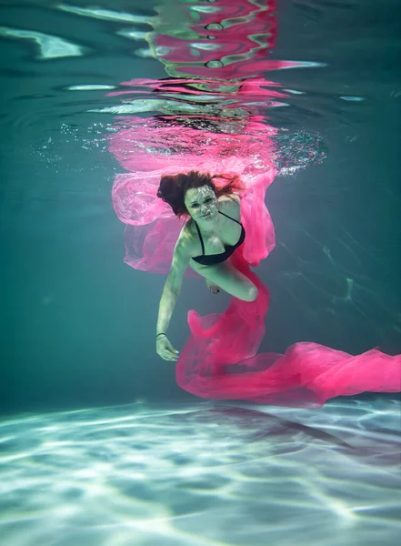 Красивая Девушка Черном Купальнике Розовым Парео Водой Синем Фоне — стоковое фото