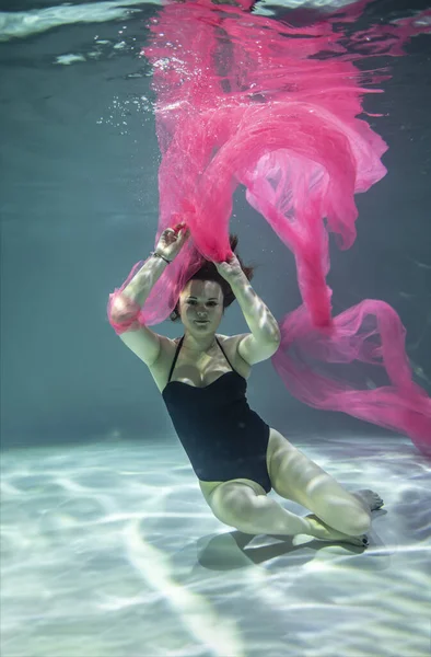 Piękna Dziewczyna Czarnym Stroju Kąpielowym Różowym Pareo Pod Wodą Niebieskim — Zdjęcie stockowe
