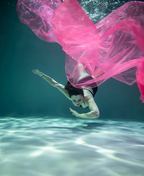 수영복을 아름다운 소녀와 배경을 분홍색의 — 스톡 사진