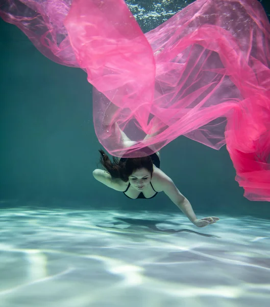 Красивая Девушка Черном Купальнике Розовым Парео Водой Синем Фоне — стоковое фото