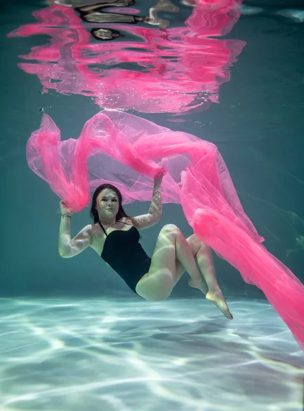 Menina Bonita Maiô Preto Com Pareo Rosa Subaquático Fundo Azul — Fotografia de Stock