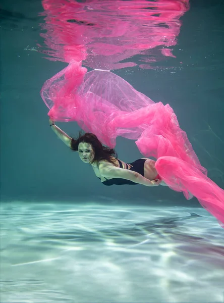 Hermosa Chica Traje Baño Negro Con Pareo Rosa Bajo Agua —  Fotos de Stock