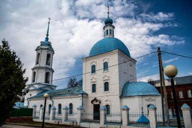 Zaraysk sokaklarında ahşap panjurlu ve sıra dışı mimarisi olan eski evler.