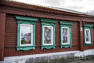 Zaraysk sokaklarında ahşap panjurlu ve sıra dışı mimarisi olan eski evler.