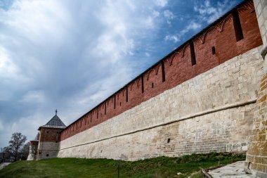 Güneşli bir bahar gününde Zaraysk 'taki antik taş kale-kremlin.