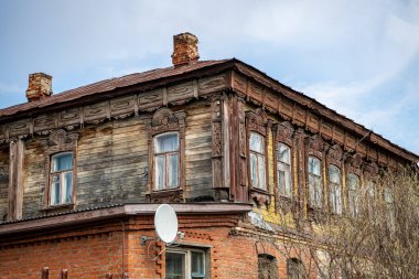 Zaraysk sokaklarında ahşap panjurlu ve sıra dışı mimarisi olan eski evler.